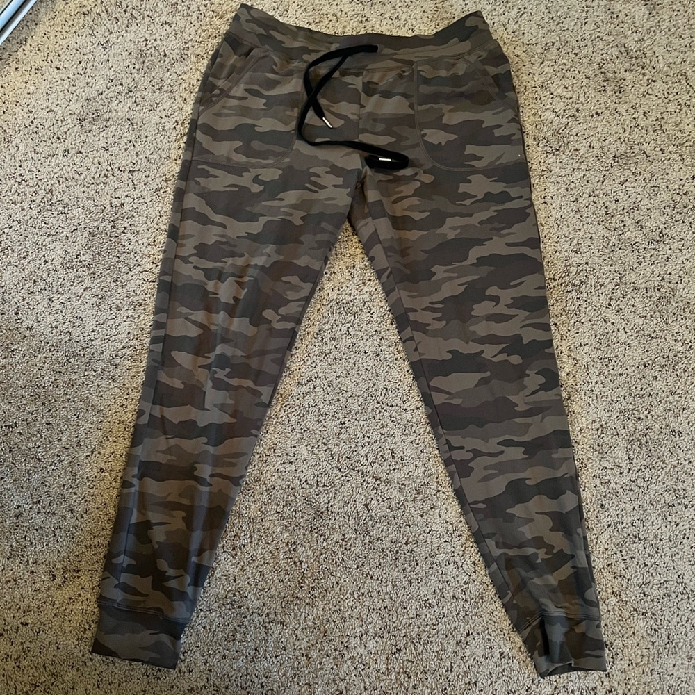 Zyia camo joggers
